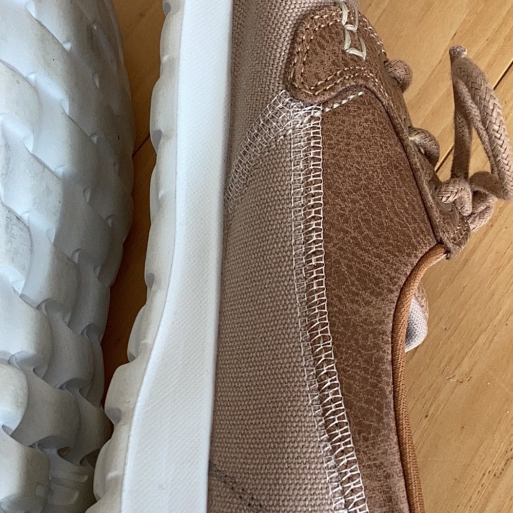 Skechers on the go GOGA Max Women's Tan boat shoes, women’s size 7 - Picture 10 of 16
